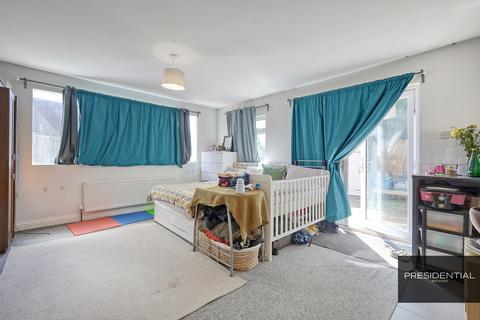 9 Harbourer Close, Ilford, IG6 3TW