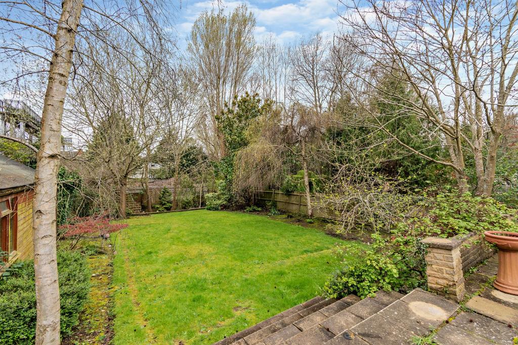 The Avenue, Hatch End, Pinner HA5 5 bed detached house for sale £