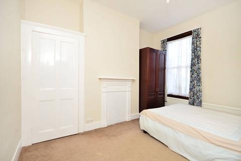 4 bedroom terraced house to rent, Mildenhall Road, Lower Clapton, London, E5