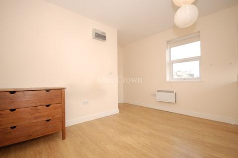 Studio to rent, Bounds Green Road, Bounds Green