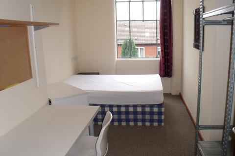 1 bedroom in a flat share to rent, Russell Street, Nottingham NG7