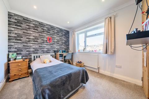 3 Larksfield Close, Carterton, OX18 3SY
