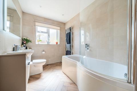 3 Larksfield Close, Carterton, OX18 3SY