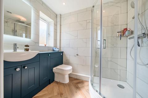 3 Larksfield Close, Carterton, OX18 3SY