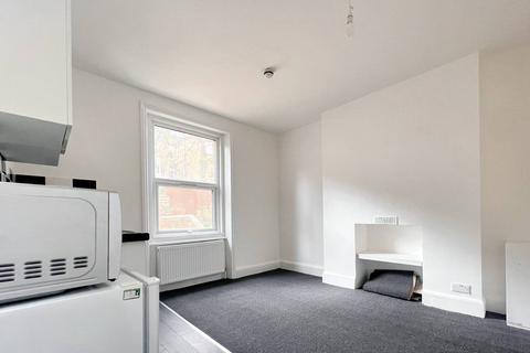 Studio to rent, Archway Road, London N6