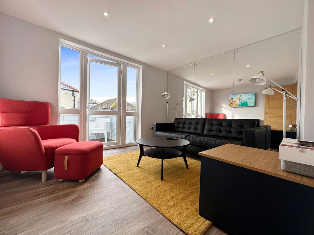Truro, Truro TR1 3 bed flat to rent £1,600 pcm (£369 pw)