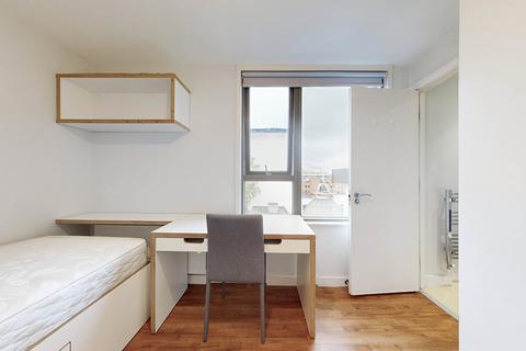 1 bedroom in a flat share to rent, Mile End Road, London E1