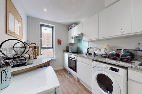 1 bedroom in a flat share to rent, Mile End Road, London E1