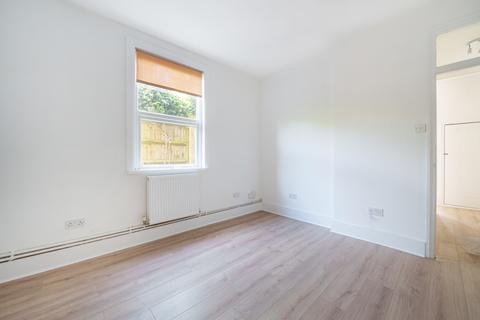 2 bedroom flat to rent, Canon Road Bromley BR1