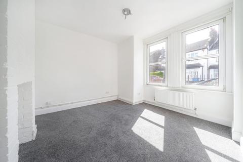 2 bedroom flat to rent, Canon Road Bromley BR1