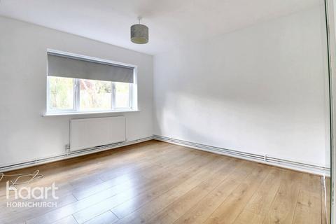 34 Gatwick Way, Hornchurch, RM12 6DX