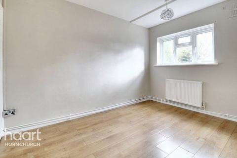 34 Gatwick Way, Hornchurch, RM12 6DX