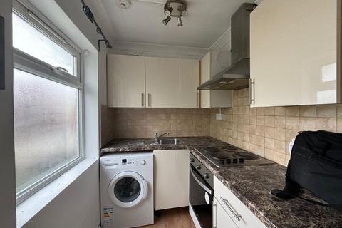2 bedroom flat to rent, Litchfield Gardens, London, NW10
