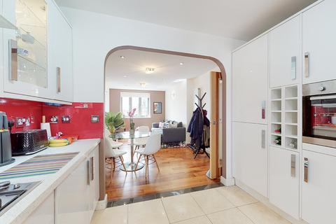 2 bedroom flat to rent, Philpot Street, London E1
