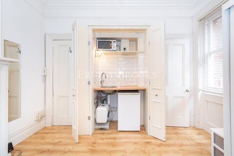 Studio to rent, Rosary Gardens, South Kensington, SW7