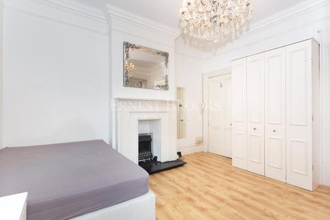 Studio to rent, Rosary Gardens, South Kensington, SW7