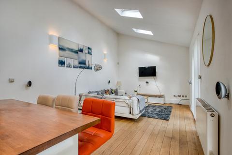 2 bedroom barn conversion to rent, Prices Mews, London N1