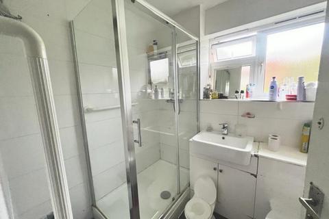 2 bedroom flat for sale, Pipers Green, London NW9