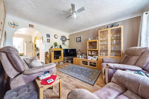 138 Bracken Close, Carterton, OX18 1TG