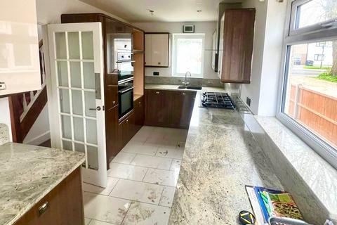 32 Parkfield Way, Bromley, BR2 8AF