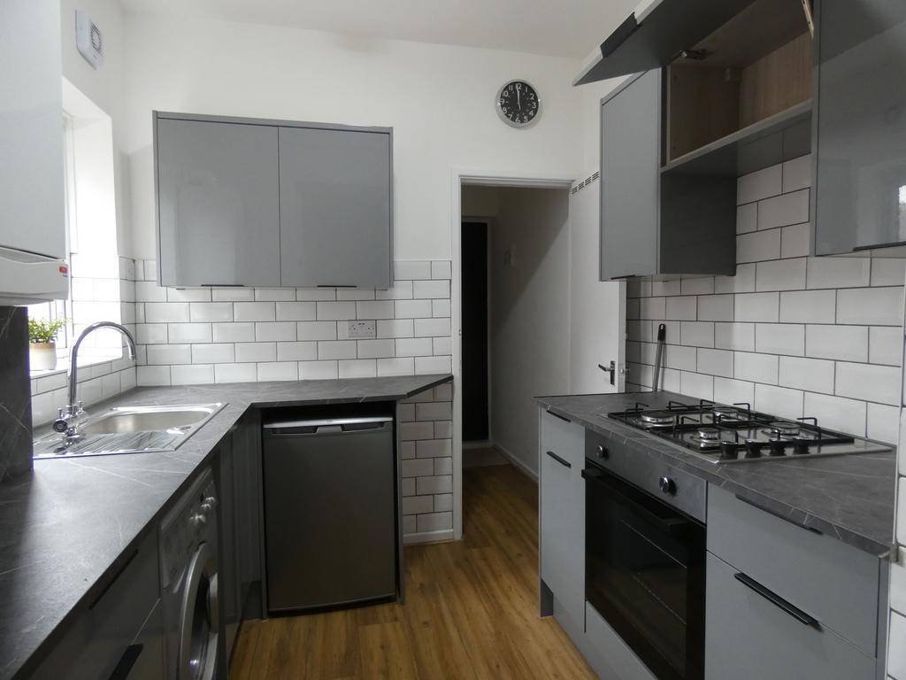 Heaton - 3 bedroom flat to rent