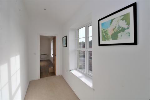 1 bedroom flat to rent, Cantelupe Road, East Grinstead, West Sussex. RH19 3BE