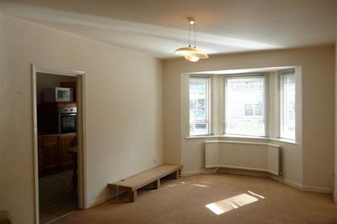 2 bedroom flat to rent, Daws Court, High street, Iver.