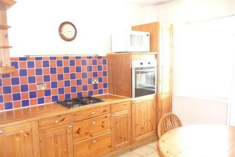 2 bedroom flat to rent, Daws Court, High street, Iver.