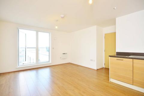 2 bedroom flat to rent, Guildford Road, Woking, GU22