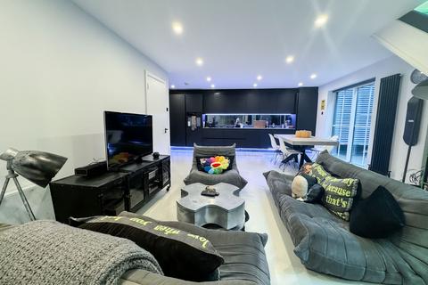 2 bedroom apartment to rent, St. Mary's Church Rooms,  Defoe Road, 16