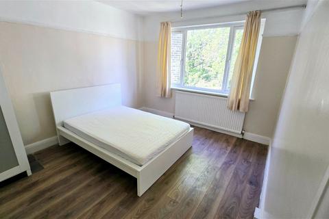 4 bedroom terraced house to rent, Holdernesse Road, London SW17