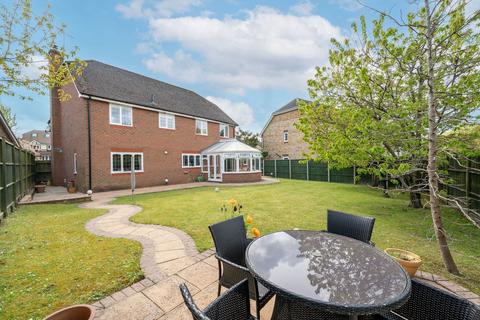 26 Avebury Close, Horsham, RH12 5JY