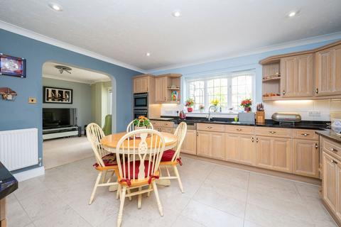 26 Avebury Close, Horsham, RH12 5JY