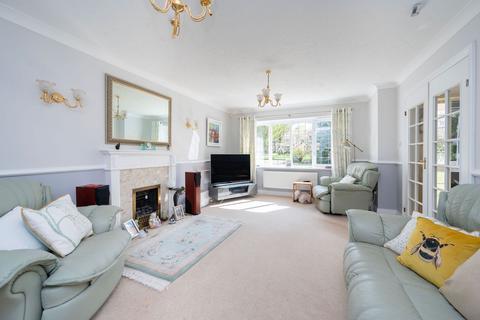 26 Avebury Close, Horsham, RH12 5JY