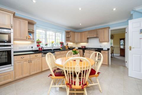 26 Avebury Close, Horsham, RH12 5JY