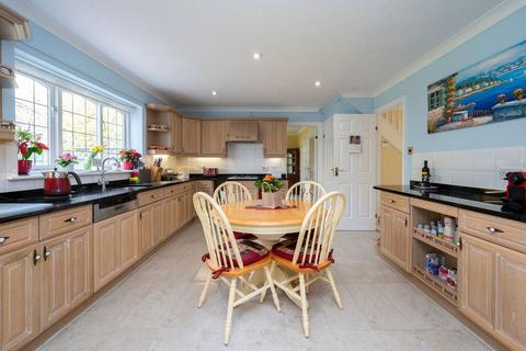 26 Avebury Close, Horsham, RH12 5JY