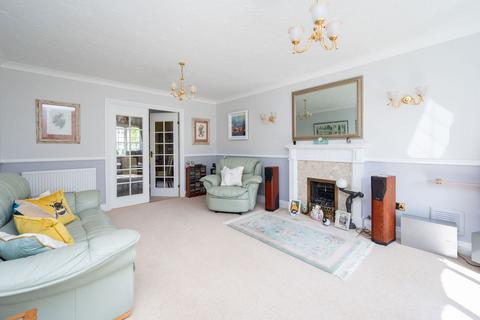 26 Avebury Close, Horsham, RH12 5JY