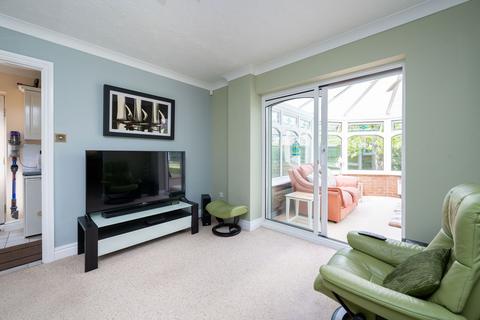 26 Avebury Close, Horsham, RH12 5JY