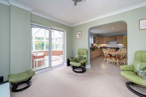 26 Avebury Close, Horsham, RH12 5JY