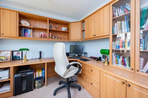 26 Avebury Close, Horsham, RH12 5JY