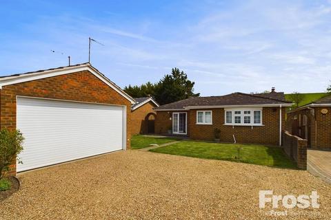 3 bedroom bungalow for sale - Coppermill Road, Wraysbury, Berkshire, TW19