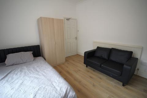 1 bedroom in a house share to rent, Law Street, Rochdale, OL11
