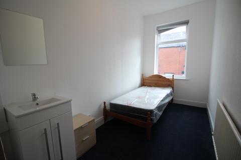 1 bedroom in a house share to rent, Law Street, Rochdale, OL11