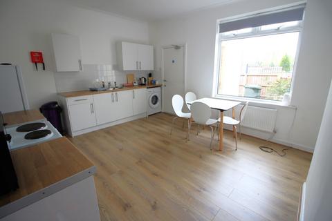 1 bedroom in a house share to rent, Law Street, Rochdale, OL11