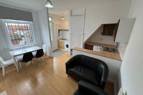 3 bedroom terraced house to rent, Berkeley View, Harehills, Leeds, LS8 3RR
