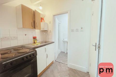 Studio to rent, Victoria Road, Edmonton