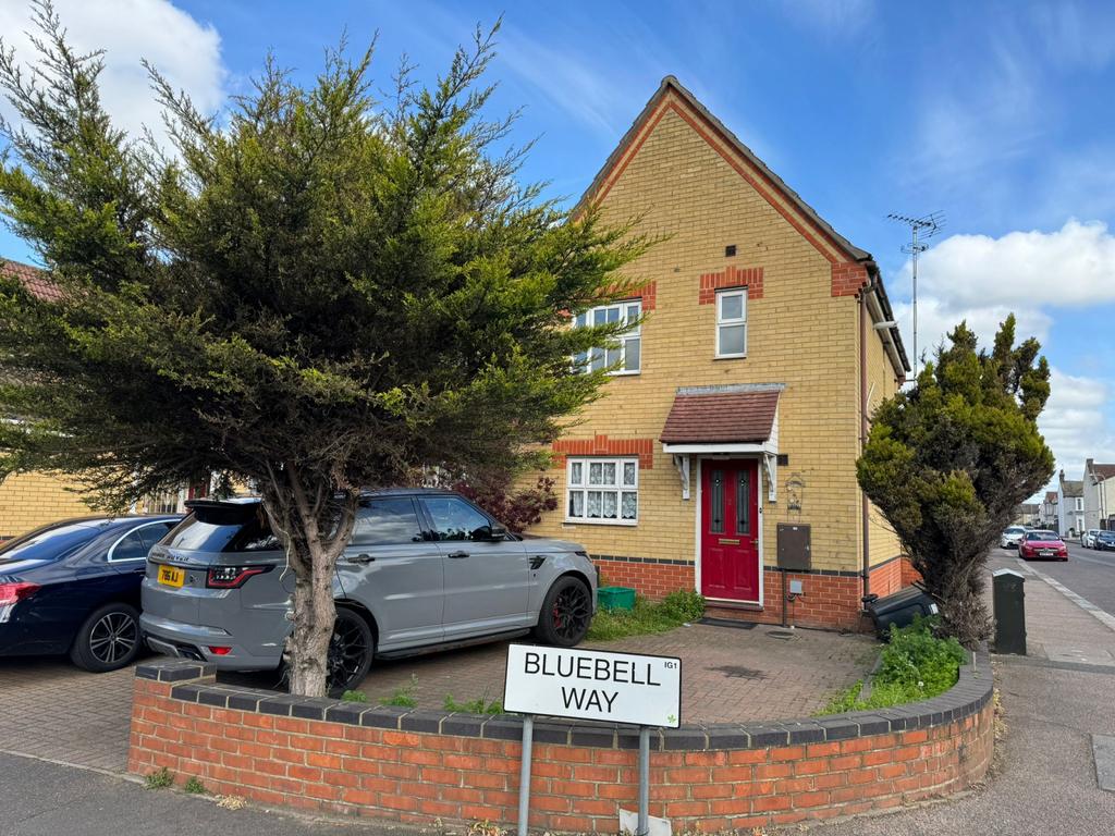 3 bedroom end of terrace to let on Bluebell Way,