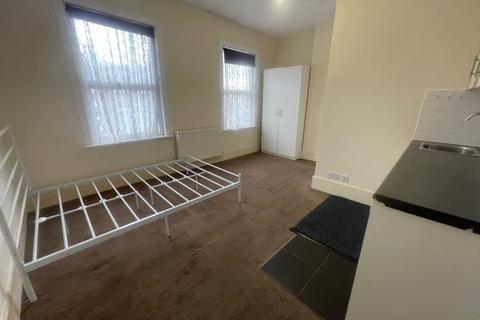 Studio to rent, Tynemouth Road, Tottenham