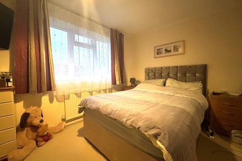3 bedroom terraced house to rent, Ravenglass Road, Swindon SN5