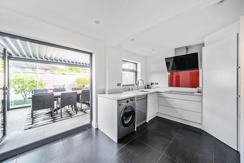 15 Fircroft Close, Woking, GU22 7LZ